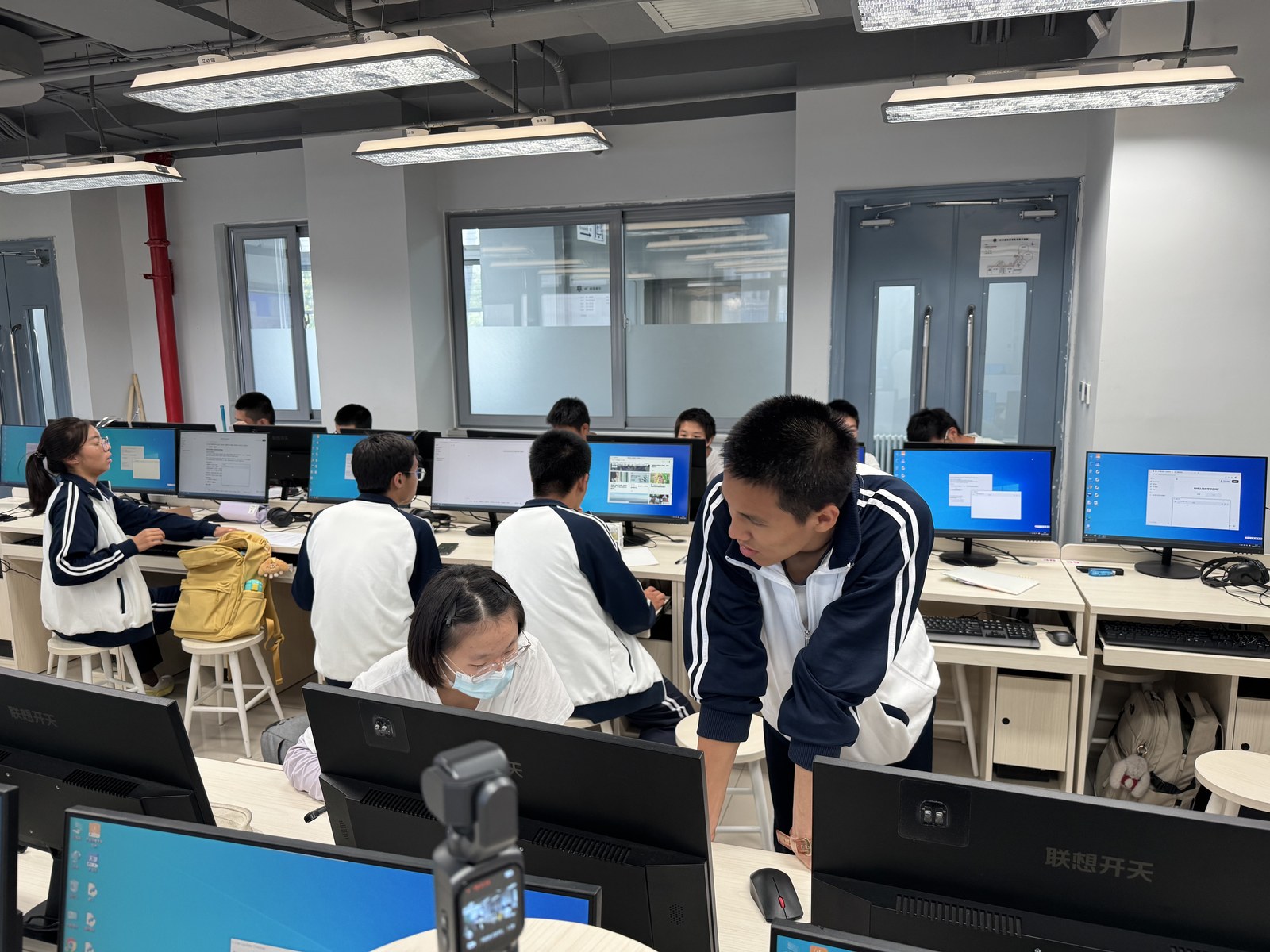 机房每人一台电脑，人人上手动脑